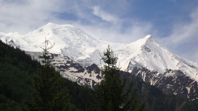 O cenário ainda ganha maior beleza com o Mont-Blanc, a maior montanha da Europa Ocidental com 4.808 metros de altitude.