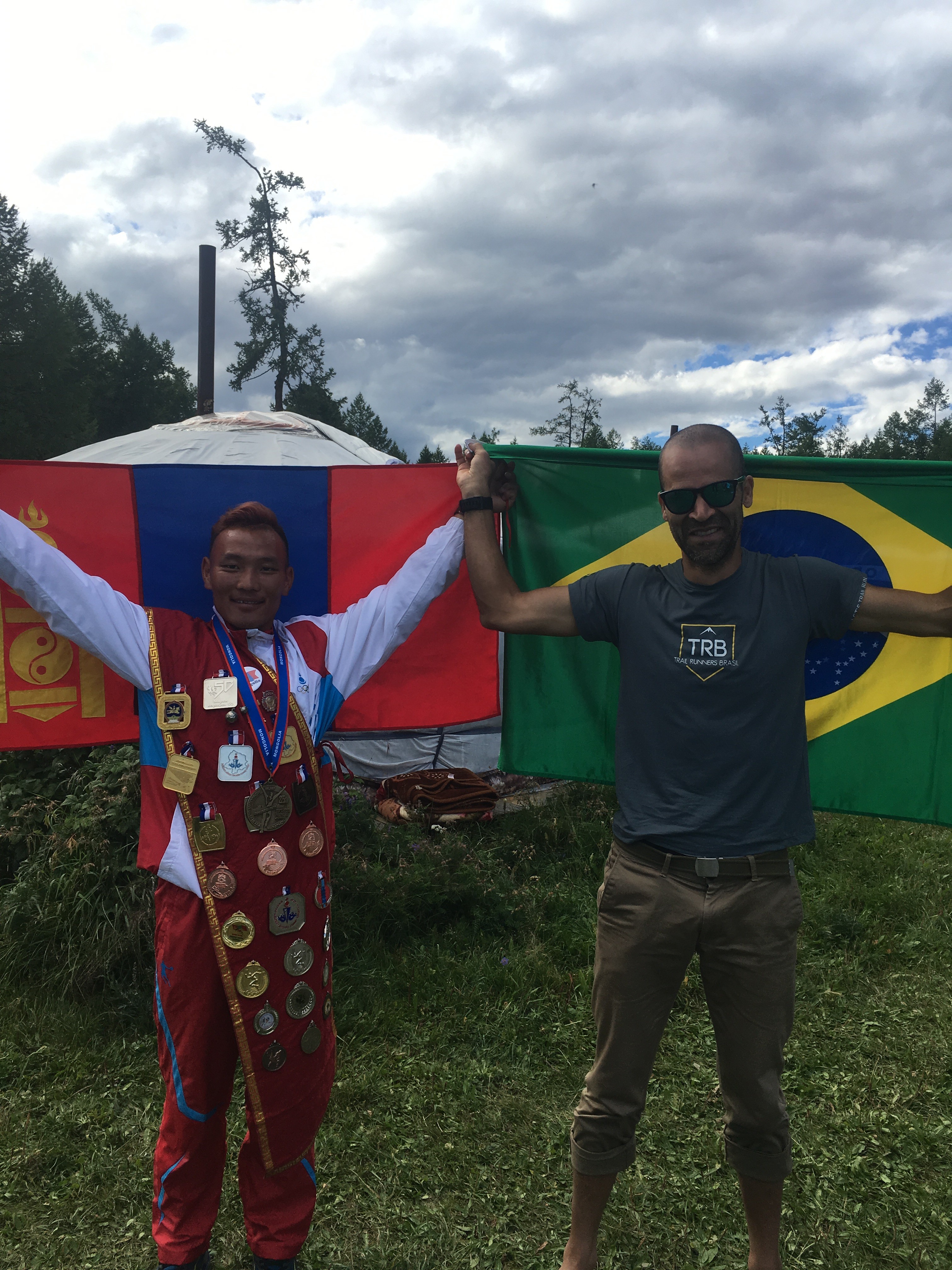 Ao lado do último campeão da prova dos 100K - o Mongol - Tumembayar Shagdar